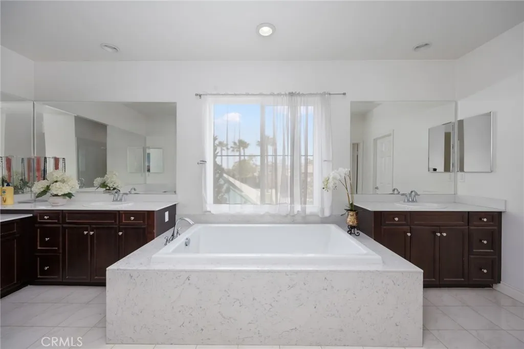 Ontario, California 91764, United States, 4 Bedrooms Bedrooms, ,3 BathroomsBathrooms,Residential,Active,120613