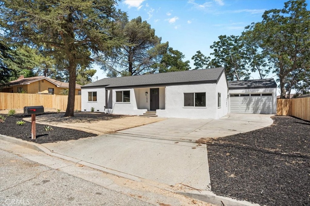 Step into this fully renovated gem in the heart of Banning—designed for comfort, style, and convenience. Every corner has been thoughtfully upgraded, including brand-new windows, doors, flooring, fresh interior and exterior paint, modern lighting, and a sleek new kitchen and bathroom. Enjoy peace of mind with a new roof, updated plumbing, a brand-new AC system, and a freshly installed fence. Ideally located just minutes from the 10 Freeway, shopping, and schools, this move-in-ready home blends modern living with everyday accessibility.
Don’t miss your chance to own this beautifully upgraded home—schedule your showing today!