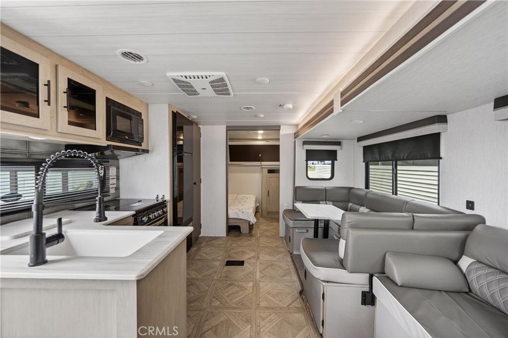 1295 1295 S Cawston Ave