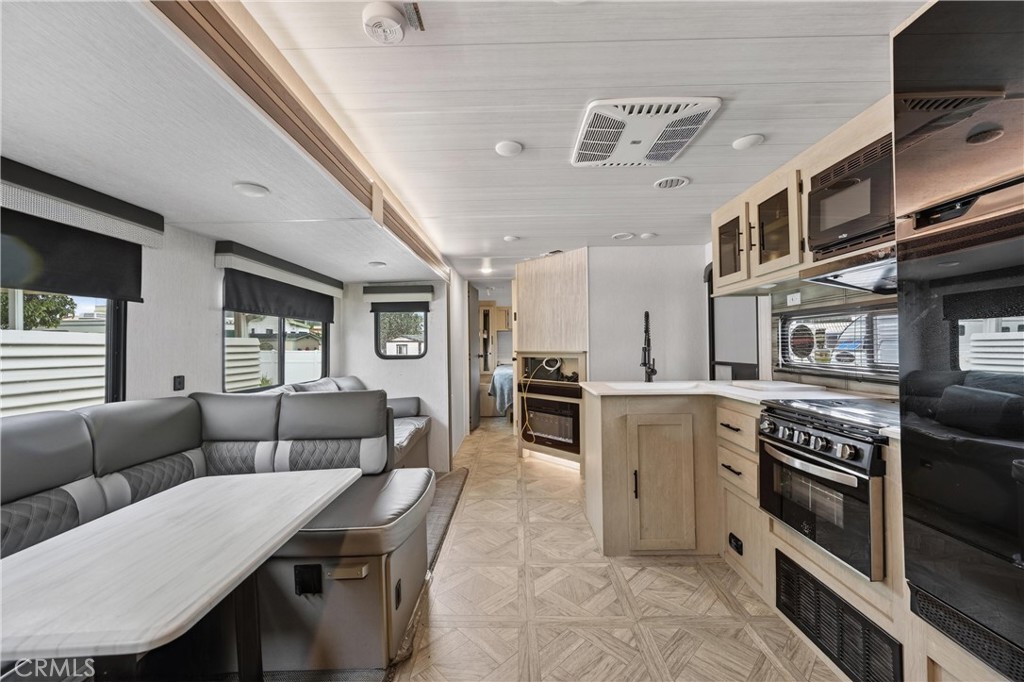 1295 1295 S Cawston Ave