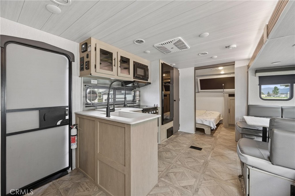 1295 1295 S Cawston Ave