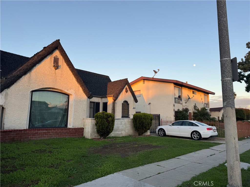 Main image without alt text