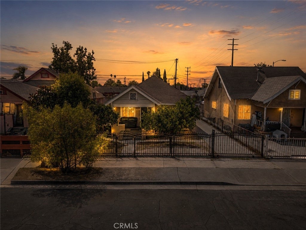 1302 E 48th Place