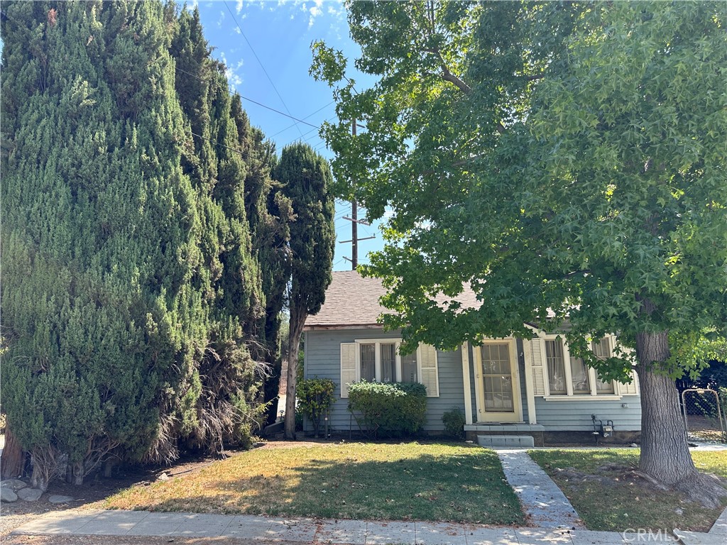 Here’s your second chance to own a rare piece of South Pasadena history. Nestled in a peaceful cul-de-sac, this charming vintage home is once again available, offering a world of possibilities for the right buyer. Full of original character and timeless appeal, this property is ready to be restored, reimagined, or redeveloped to suit your vision.
This home is an ideal canvas for anyone looking to create a custom residence in one of the area's most sought-after neighborhoods. Inside, you'll find classic touches such as hardwood floors, original windows, and built-in details that reflect the craftsmanship of a bygone era. While the home needs updating, it offers incredible potential for transformation.
Located within the award-winning South Pasadena school district and just minutes from shopping, cafes, parks, and Metro access, this home provides the perfect blend of character, location, and opportunity. Don’t miss out on this second chance to invest in a property full of charm and potential—make it yours today!