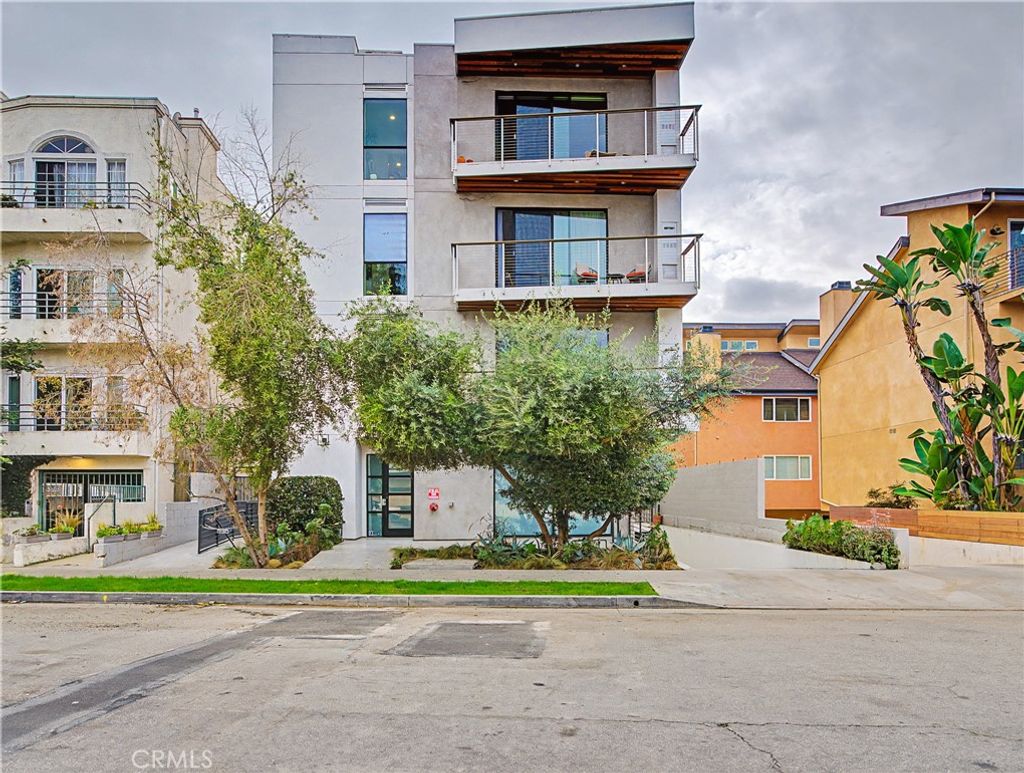 Photo of 3981 Moore Street #101, Los Angeles, CA 90066 (MLS # SB25279509)