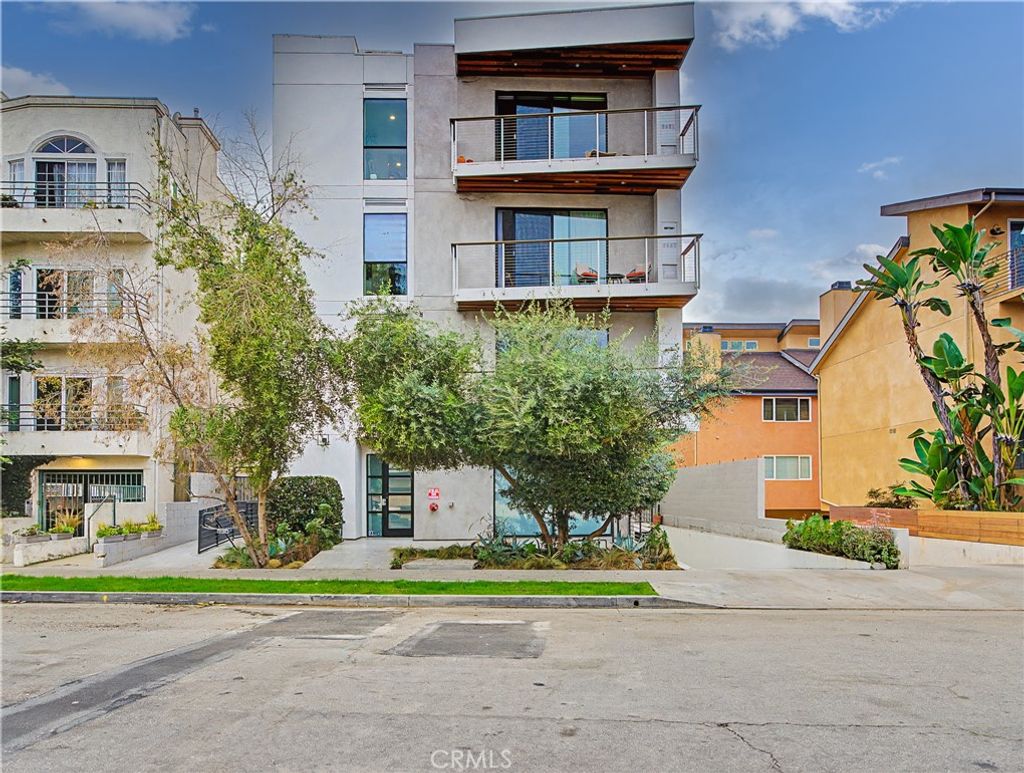 Photo of 3981 Moore Street #101, Los Angeles, CA 90066 (MLS # SB25279509)
