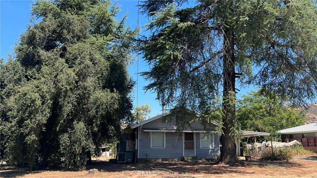 Investor’s First Choice!
This project home sits on nearly 1 acre (39,600 sq. ft.) of flat land with endless possibilities—ideal for building barns, creating open pens, or starting a vegetable garden. Located just across the street from the brand-new Wildwood Estates, surrounded by million-dollar homes, this property offers tremendous potential.
The home itself features 2 bedrooms, 2 bathrooms, a sunroom, laundry room, and a large barn. With a little TLC, this property could be transformed into your dream home or a highly desirable investment.