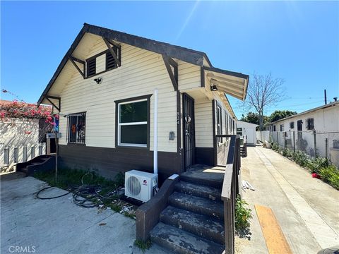 Photo of 924 E Lanzit Ave, Los Angeles, CA 90059 (MLS # DW26025581)