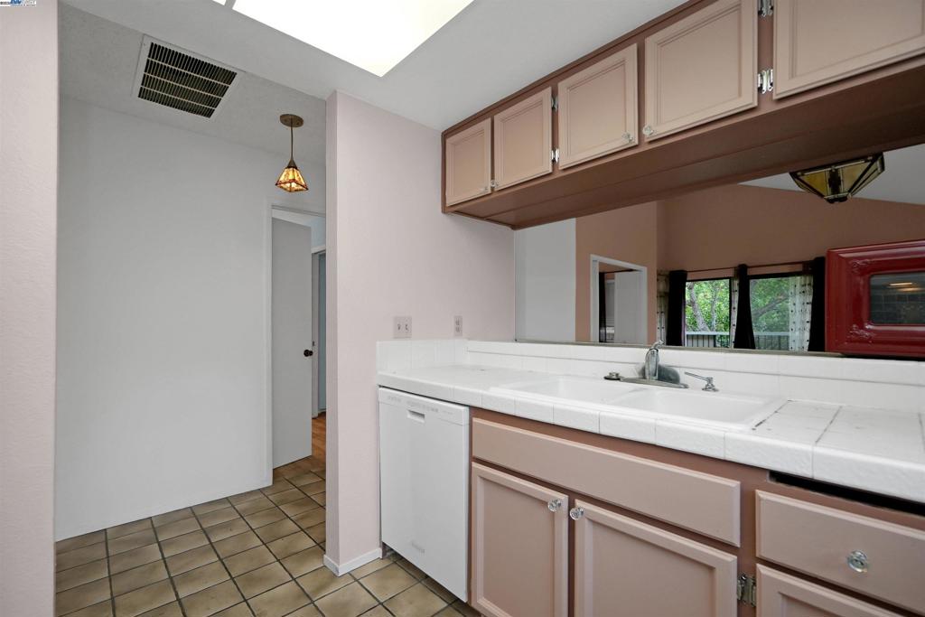 UNIVERSITY HILLS - Residential