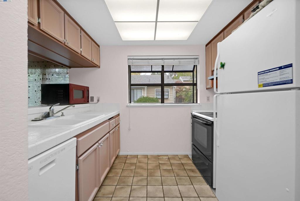 UNIVERSITY HILLS - Residential