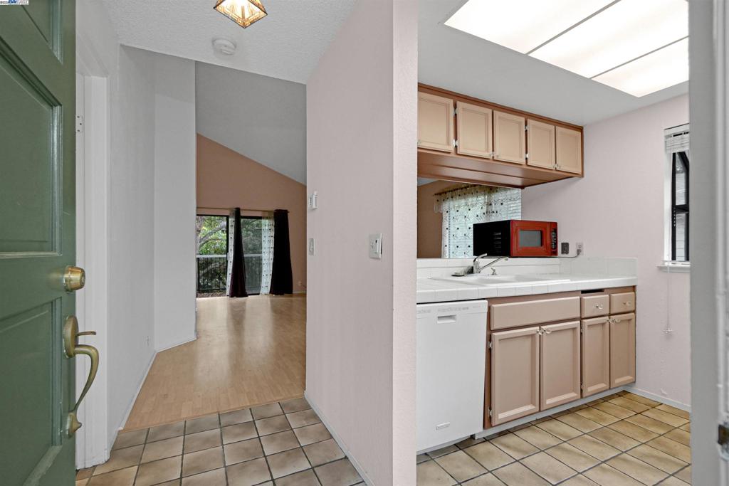UNIVERSITY HILLS - Residential