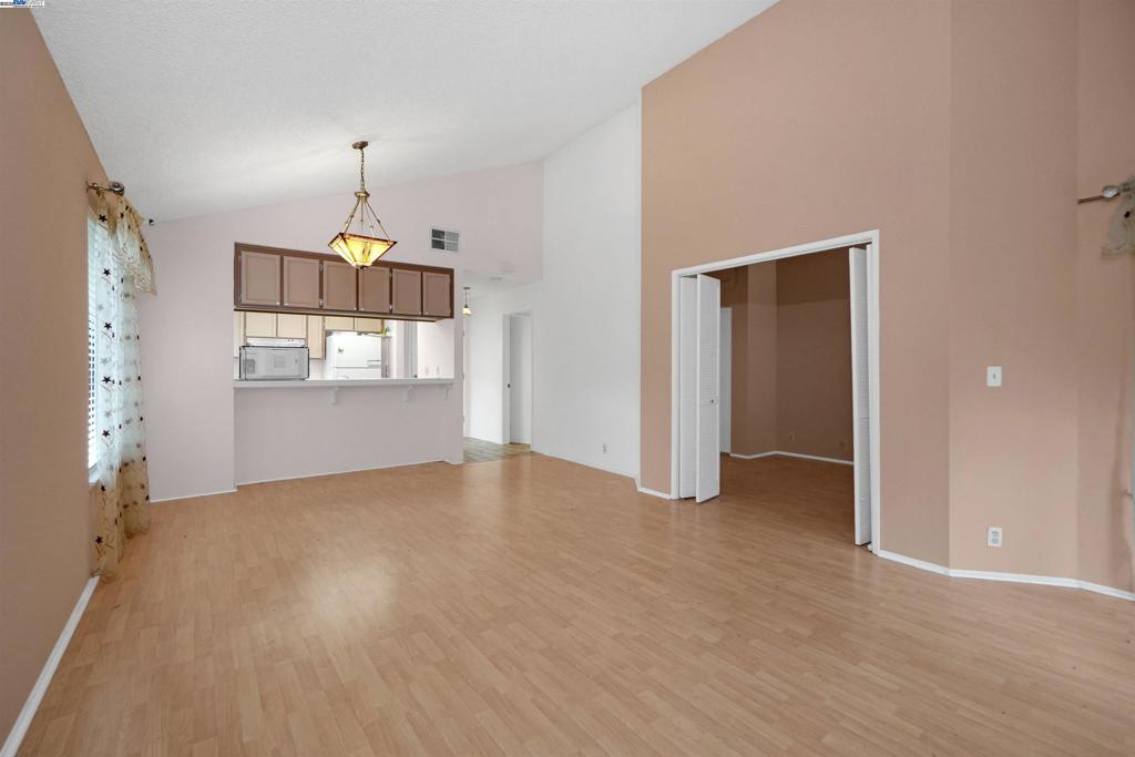 UNIVERSITY HILLS - Residential