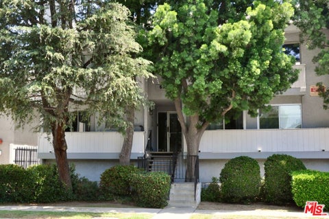 Photo of 5900 Murietta Avenue #202, Valley Glen, CA 91401 (MLS # 26101797)
