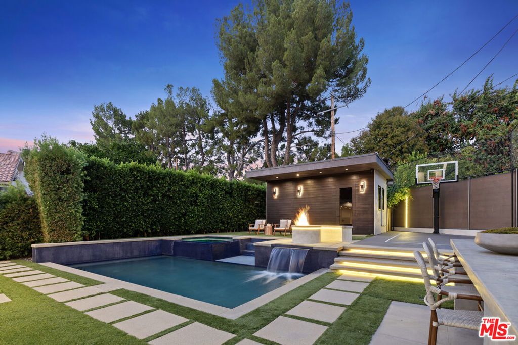 Photo of 4854 Alonzo Avenue, Encino, CA 91316 (MLS # 25574817)