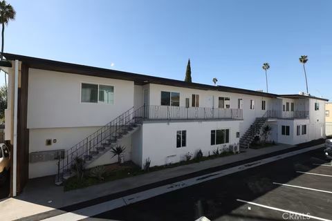 Photo of 1441 S Cloverdale Ave, Los Angeles, CA 90019 (MLS # DW26090026)