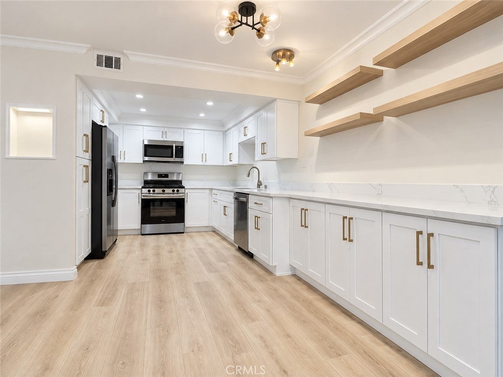 2704 Via Colina