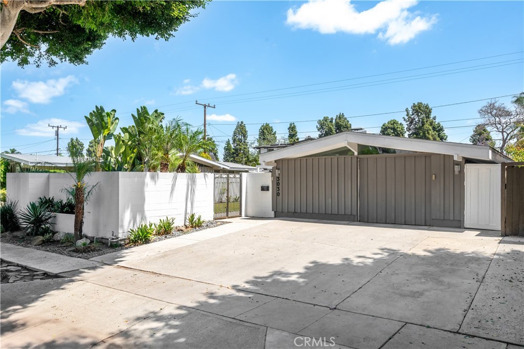 3030 Roxanne Avenue