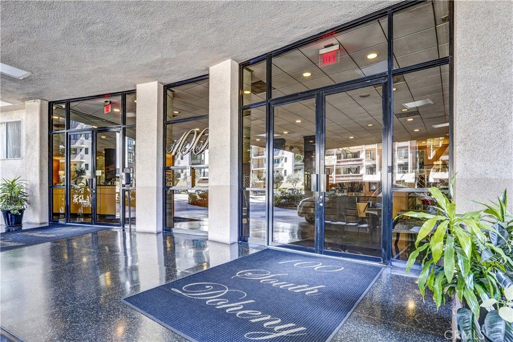 Photo of 100 S Doheny Drive #315, Los Angeles, CA 90048 (MLS # WS25144286)