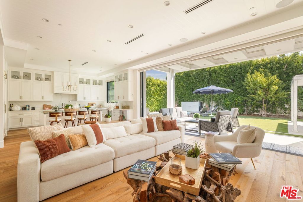 Photo of 10456 Almayo Avenue, Los Angeles, CA 90064 (MLS # 25595653)