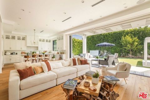 Photo of 10456 Almayo Avenue, Los Angeles, CA 90064 (MLS # 25595653) Photo of 10456 Almayo Avenue, Los Angeles, CA 90064 (MLS # 25595653)