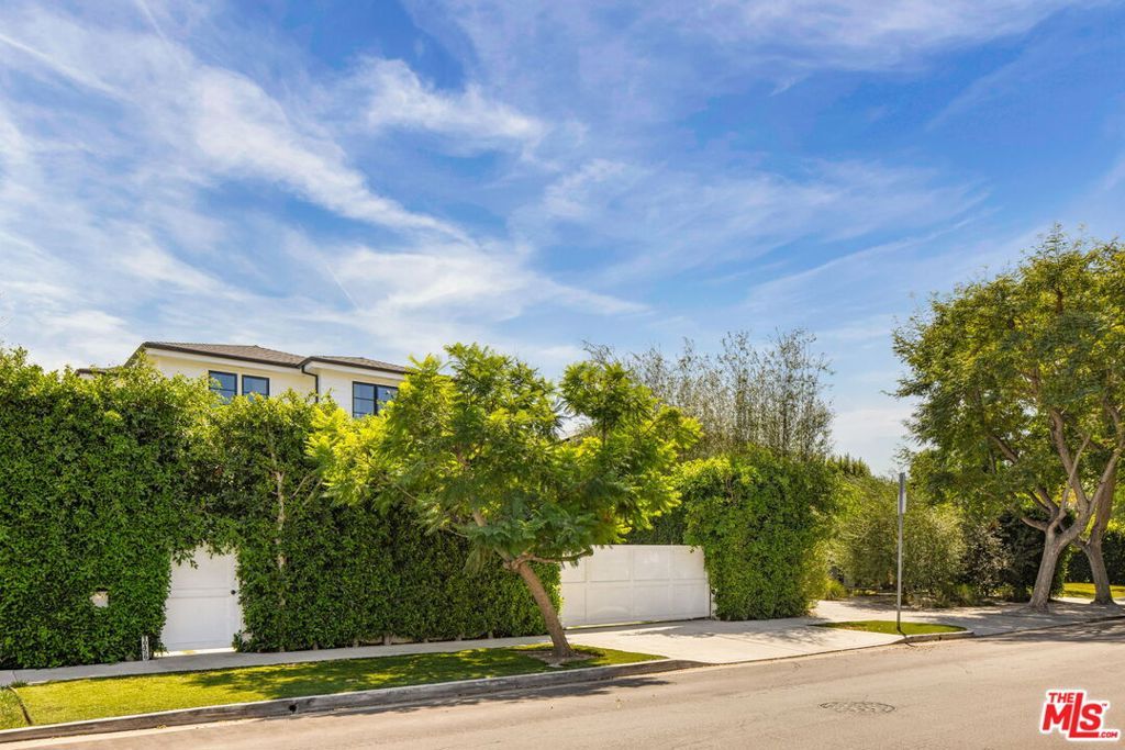 Photo of 10456 Almayo Avenue, Los Angeles, CA 90064 (MLS # 25595653)
