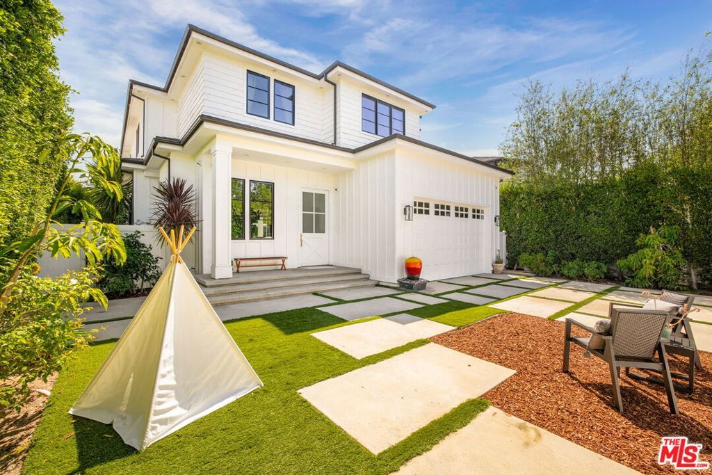 Photo of 10456 Almayo Avenue, Los Angeles, CA 90064 (MLS # 25595653)