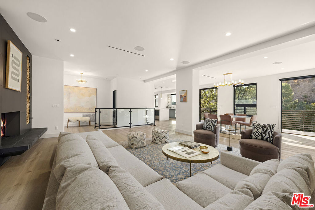 3147 Hollyridge Drive