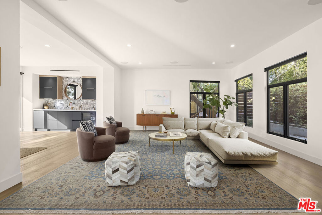 3147 Hollyridge Drive