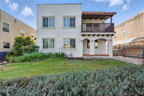 Photo of 2111 S Bronson AVE, Los Angeles, CA 90018 (MLS # DW26159913)