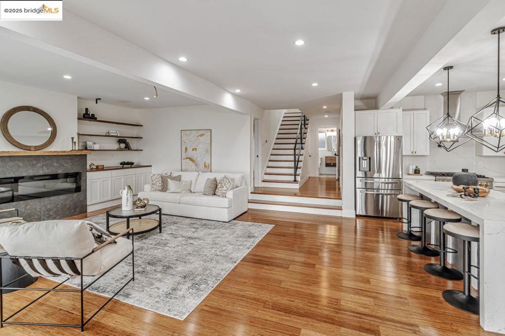 OAK KNOLL - Residential