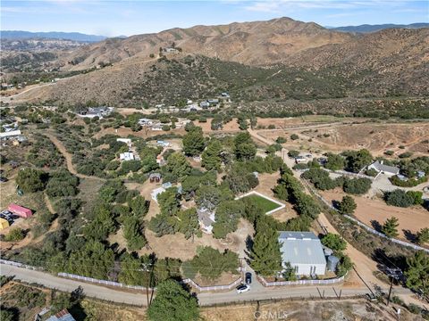 Photo of 32651 Teller Avenue, Agua Dulce, CA 91390 (MLS # SR25097877)