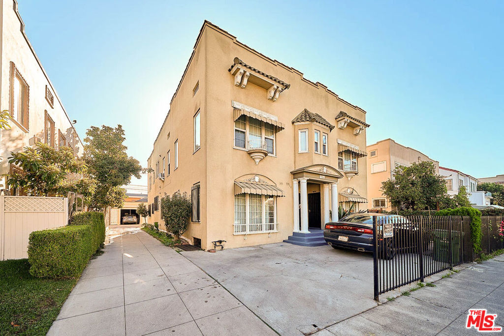 Bright and airy ground floor unit with private entrance in a 4 unit building. Completely remodeled HUGE 2bed and 1 full bath.( Approximate 1057sf ). Wooden flooring, recessed lighting, beautiful new kitchen cabinetry with a new set of stainless steel appliances and new paint. There is one parking space and inside laundry room. The location, in the highly desirable Los Angeles submarket of Mid-City. All with easy access to major city hubs such as the 10 freeway and 110 freeway