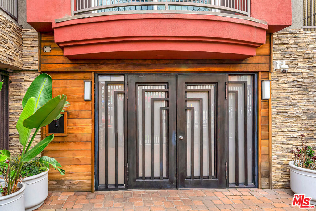 11124 Burbank Boulevard 311