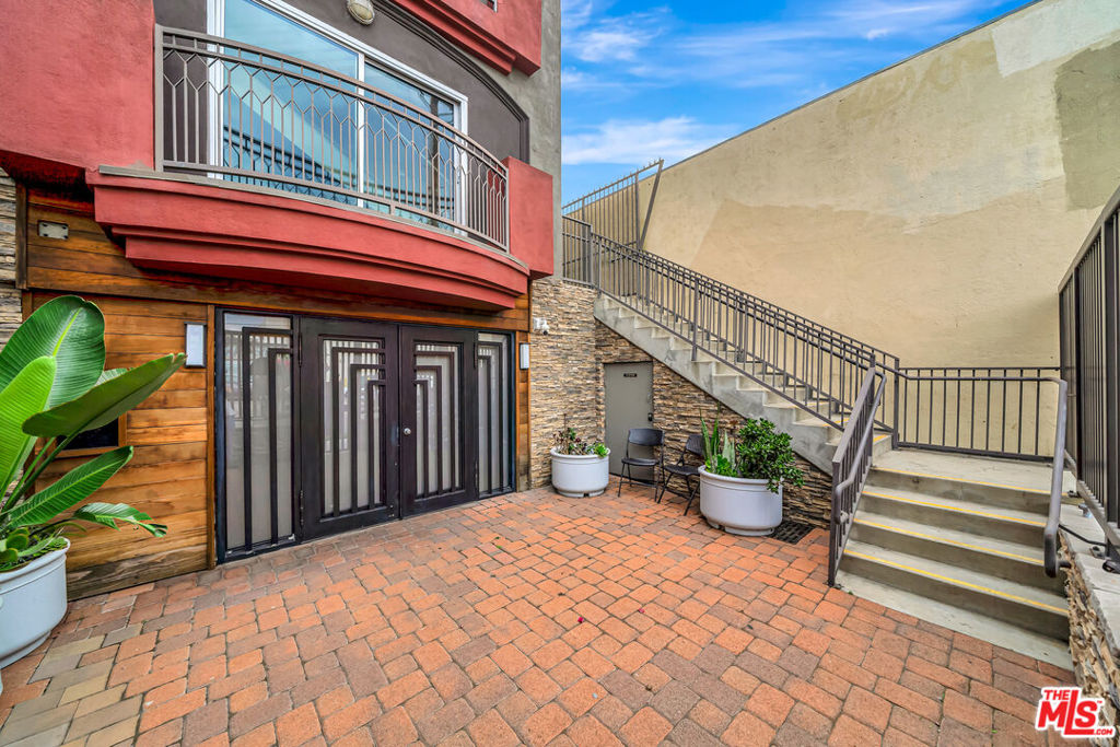 11124 Burbank Boulevard 311