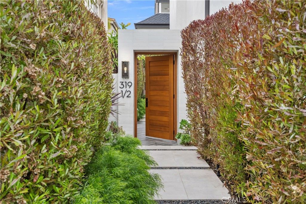 Photo of 319 1/2 Jasmine Ave, Corona Del Mar, CA 92625 (MLS # OC25251386)