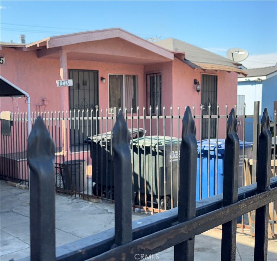 **FOR SALE, RESIDENTIAL INCOME. 3 ON A LOT PLUS THE UNKOWN IF PERMITED GARAGE CONVERTED INTO AN STUDIO WITH OWN BATHROOM. ( Triplex Property For Sale ) Front unit is a Duplex one-bedroom 1 bath each unit vacant. Ready for rental or occupancy.
- **Rear House**: Two bedrooms, one bath currently rented and will be deliver with tenats in possession. Additionally, there’s a two-car garage that has been converted into a studio with one bathroom; permit status is unknown. This setup has been in place for over 30 years.
- **Sale Details**: The property is being sold as-is in its present condition.
If you're interested in a multi-family investment or looking for a place to call home, this could be a great opportunity! 3.5% ENGANCHE MAS COSTOS DE CIERRE. LLAME HOY DIA --PRIMER COMPRADOR SI SE PUEDE. DUENO AYUDA CON $5000. SELLER WILLING TO CREDIT BUYER $5000 TOWARDS BUYERS CLOSING COST. 1275, 1273 & 1273 1/2 S ALMA AVE. IN FAIR CONDITION. LIVE IN ONE UNIT AND RENT THE OTHERS CHEAPER THAN RENTING. CELL: 626-606-4888