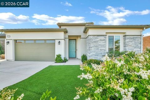 Photo of 208 Chinook Dr, Brentwood, CA 94513 (MLS # 41132693)