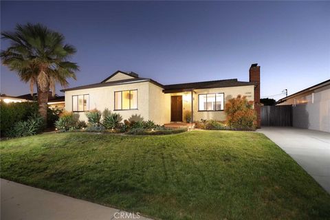 Photo of 12762 Willard Street, North Hollywood, CA 91605 (MLS # SR26107136)