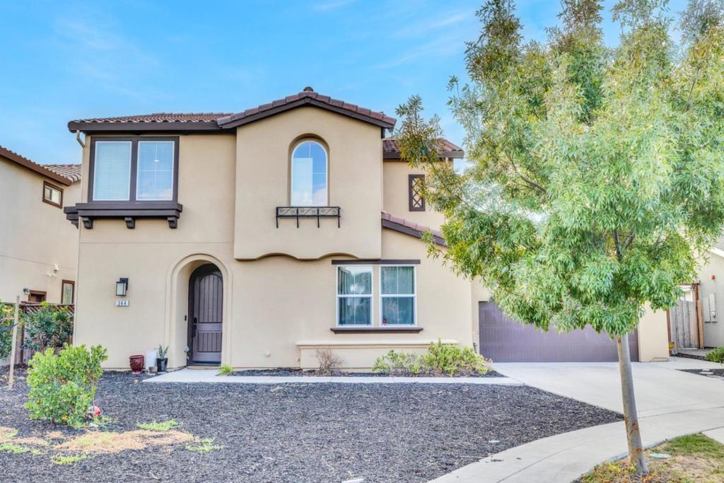 Properties 1 344 W Hopkins Court