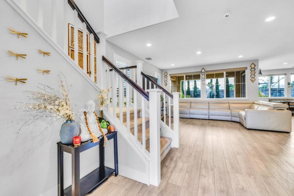 Properties 3 344 W Hopkins Court