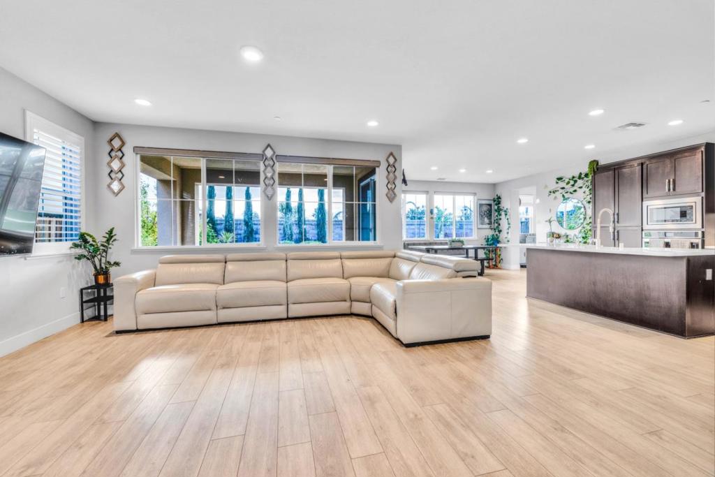 Properties 4 344 W Hopkins Court