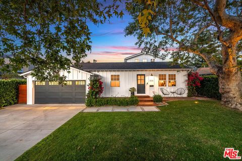 Photo of 4836 Placidia Avenue, Toluca Lake, CA 91601 (MLS # 26736631)