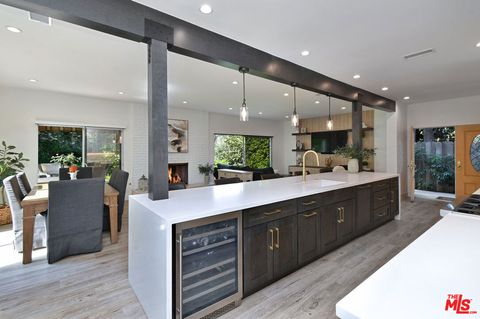 Photo of 16142 Bayberry Place, Sherman Oaks, CA 91403 (MLS # 26670095)