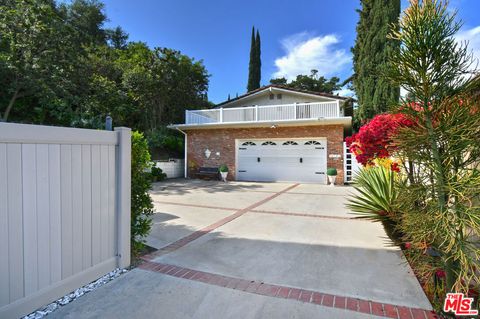 Photo of 16142 Bayberry Place, Sherman Oaks, CA 91403 (MLS # 26670095)