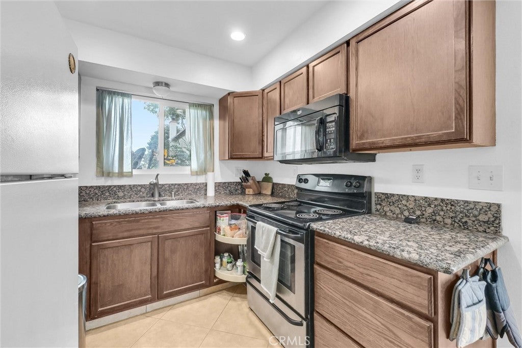 855 N Lemon Street 6