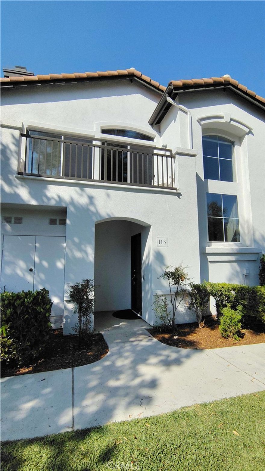 2-private bedroom, 2 bathrooms - one three-quoters master walk-in shower and one guest full bathroom 975-sqft-living-space end-unit condo. Spacious 1-car attached garage. 1 assigned parking space. At least one guest parking overnight hang tag. No one is in the front, above, and below. Custom closets with shelves and drawers. Full house re-pipe in 2023. New water heater with all alterations in 2024. City park overlook is in the front. The assigned parking spot is next to the mail boxes. There is a laundry hookups and storage space in the garage. Step up to the open living space filled with natural light through large windows. Tennis courts, volleyball, basketball, playground, and BBQs with tables for hosting guests are in the front. It's also close to walking trails, the lake and golf course, dining, and shopping in Rancho Santa Margarita.