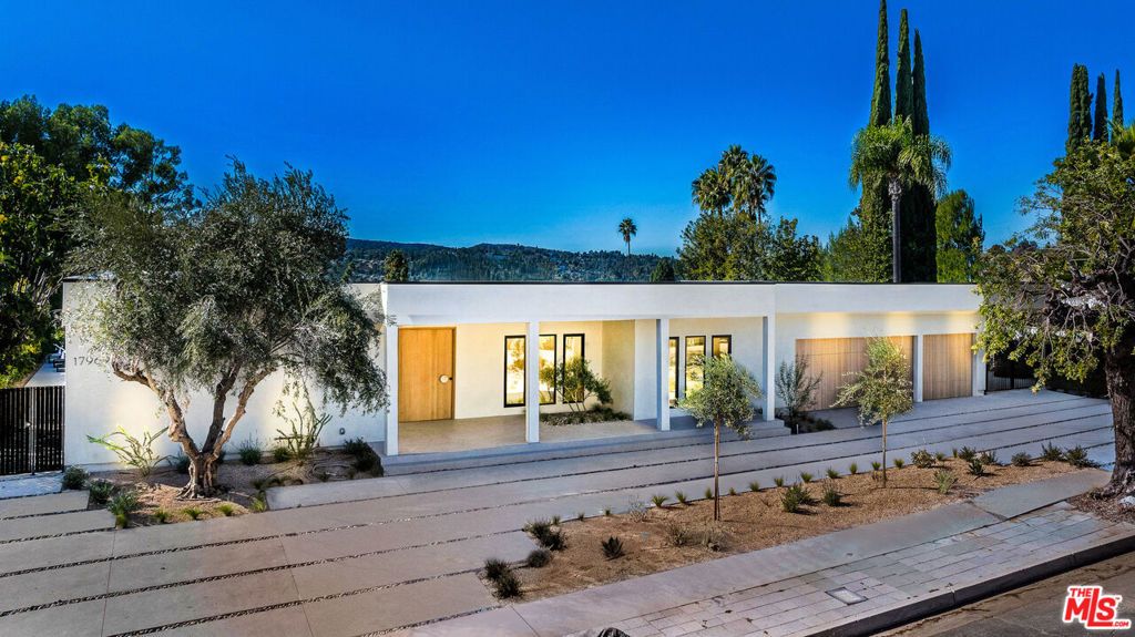 Photo of 17969 Medley Drive, Encino, CA 91316 (MLS # 25631711)