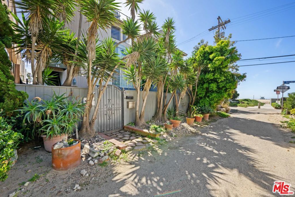 Photo of 18 Privateer Street #3, Marina Del Rey, CA 90292 (MLS # 26660005)