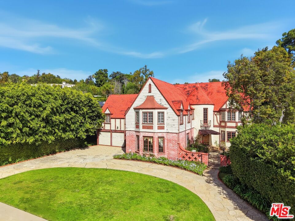 1140 Benedict Canyon Drive