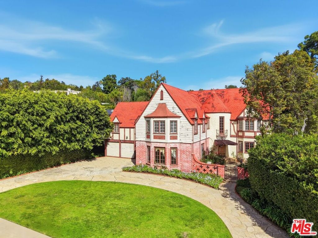 Photo of 1140 Benedict Canyon Drive, Beverly Hills, CA 90210 (MLS # 26658131)